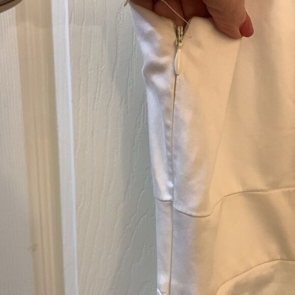 MAGGY LONDON DRESS WHITE W/BLACK PRINT ON SKIRT RUFFLE V NECK NWOT - Picture 7 of 8